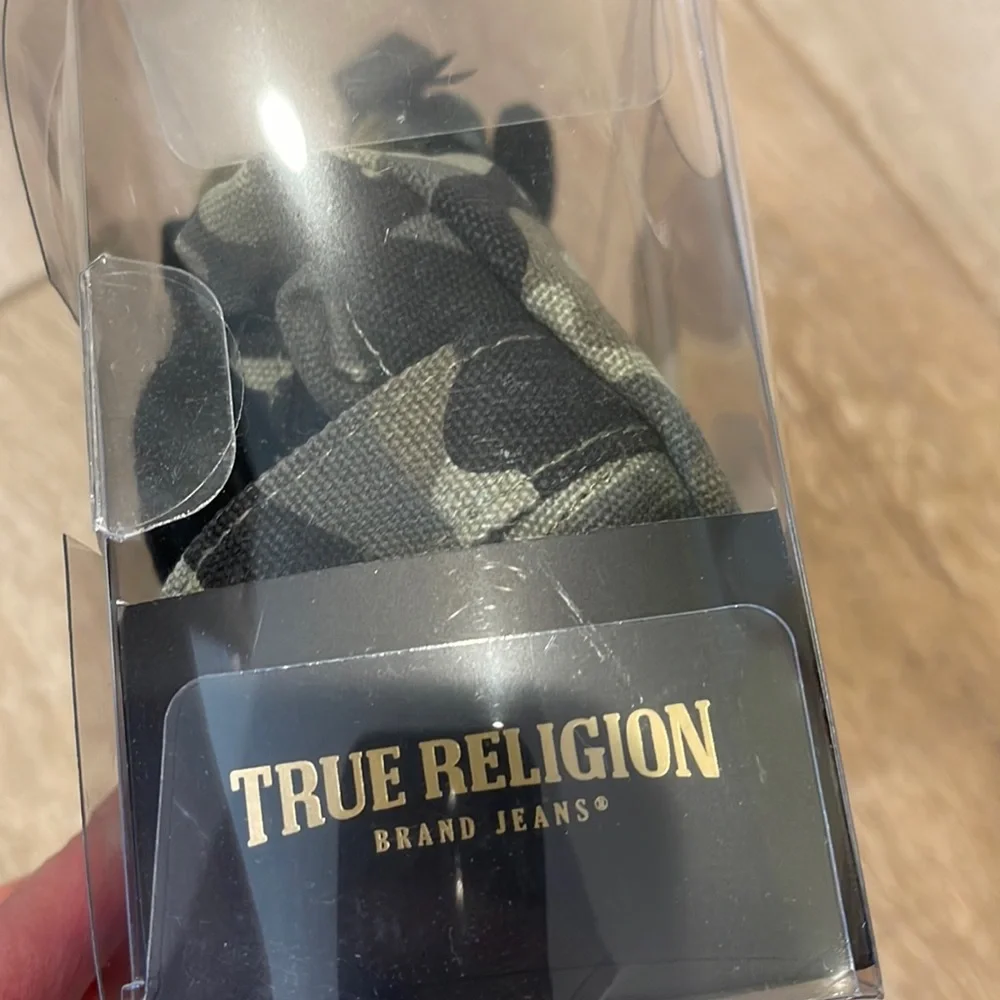 True Religion Gift Set! Camo Canvas Zip Pouch and 2 Pack Crew Socks Size…